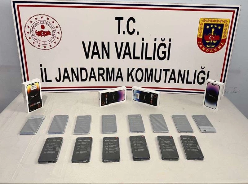 Başkale’de 18 adet cep telefonu ele geçirildi
