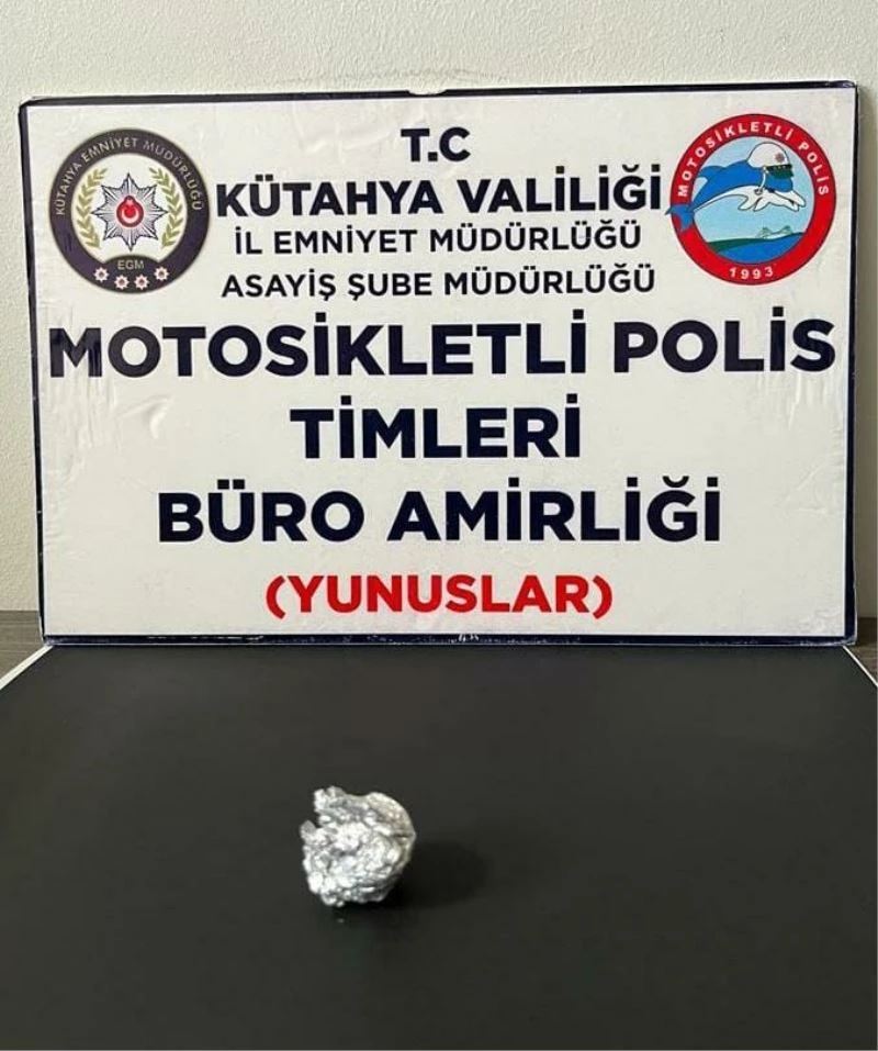 Kütahya’da yoklama kaçağı şahsın üzerinde uyuşturucu bulundu
