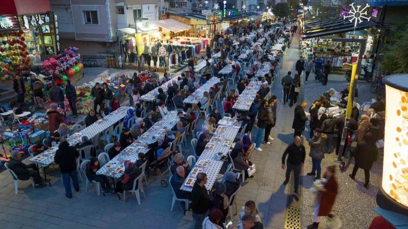 Buca’da kentin kalbinde iftar sofraları kuruldu
