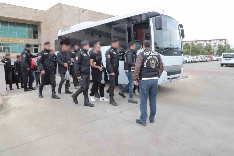 Antalya’da firari şahıslara eş zamanlı operasyon
