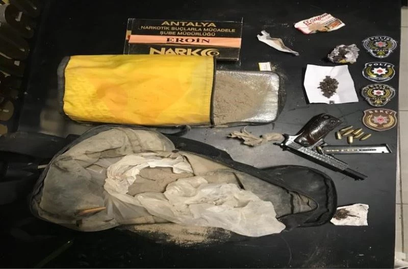 Namluya sürülü silah elindeyken kovalamacada yakalandı, sokağa attığı çantadan 5,5 kilo eroin çıktı
