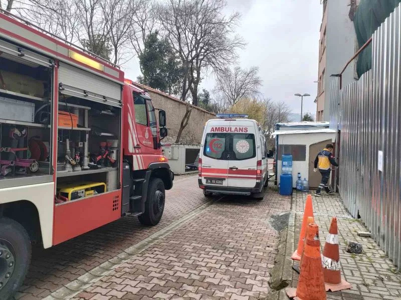 Kuyuya düşen inşaat işçisinin bacağı demire saplandı
