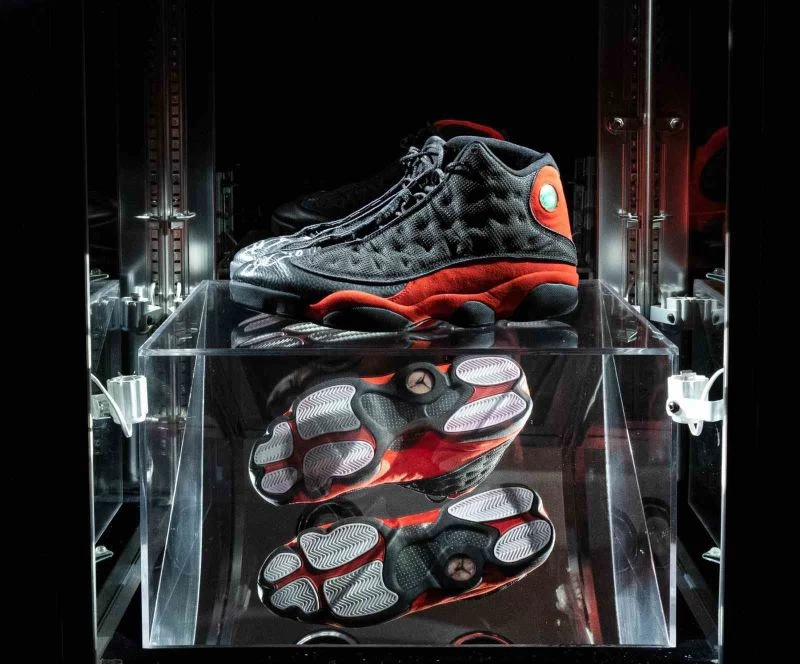 Michael Jordan’ın ayakkabısı 2.2 milyon dolarla rekor fiyata satıldı
