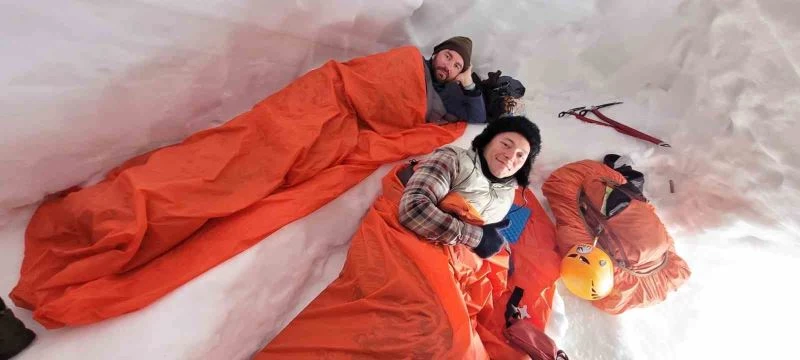 (Özel) Uludağ’da nisan ortasında kar mağarası yapıp, gece konakladılar
