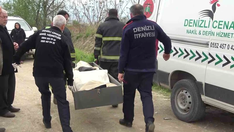 Tarladan dönen çiftçi devrilen traktörün altında can verdi
