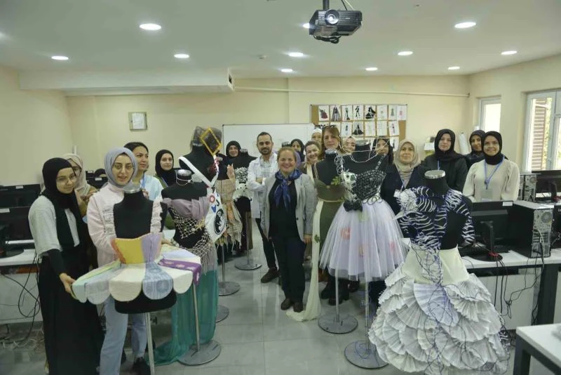 Bursa’da gazete kağıtları ve atık plastikten kıyafet yapıyorlar
