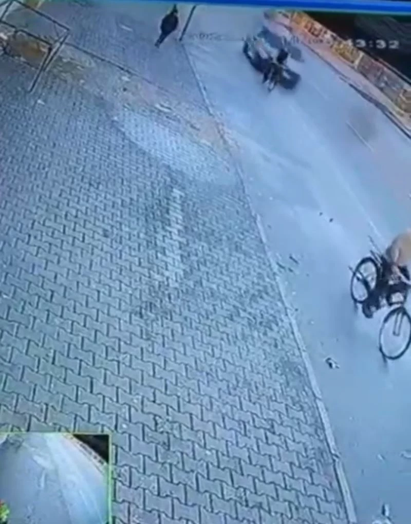 Otomobil bisikletliye çarptı: O anlar kamerada
