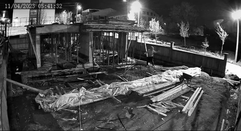 Dans ederek hırsızlık yapan şahıs güvenlik kameralarına yansıdı
