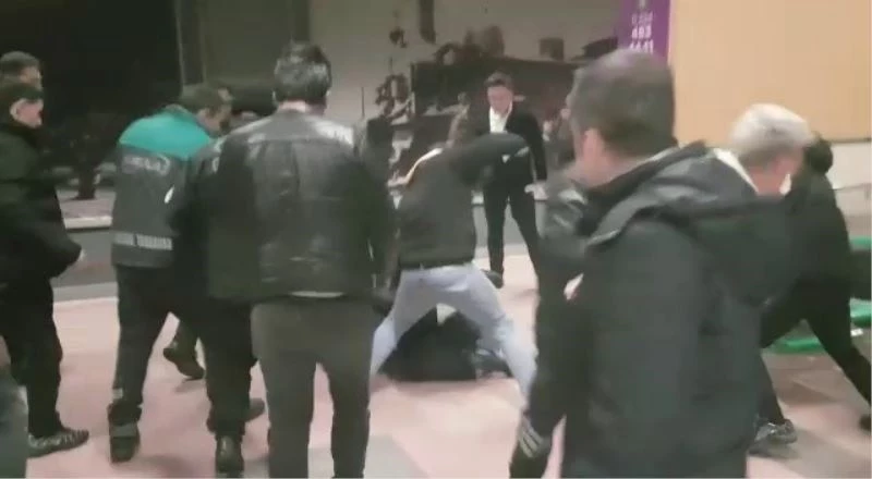 (Özel) Metro istasyonundaki kavgada yumruklar konuştu
