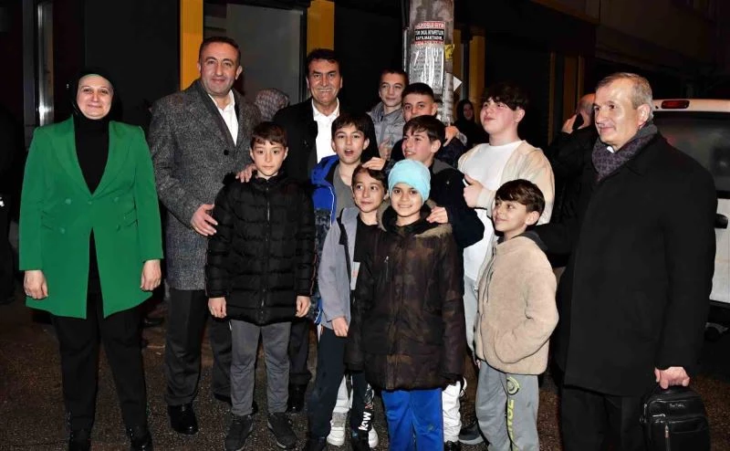 Başkan Dündar’a çocuklardan yoğun ilgi
