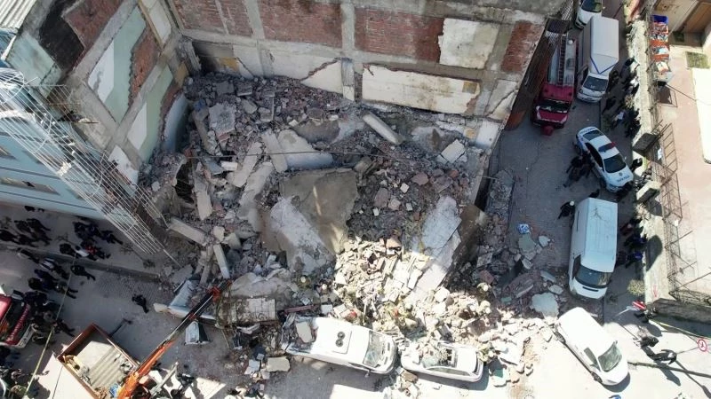 Güngören’de çöken metruk bina ve çalışmalar havadan görüntülendi
