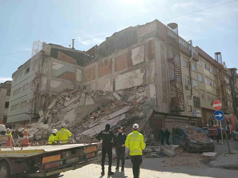 Güngören’de metruk bina çöktü, 1 bir kişi yaralı olarak kurtarıldı
