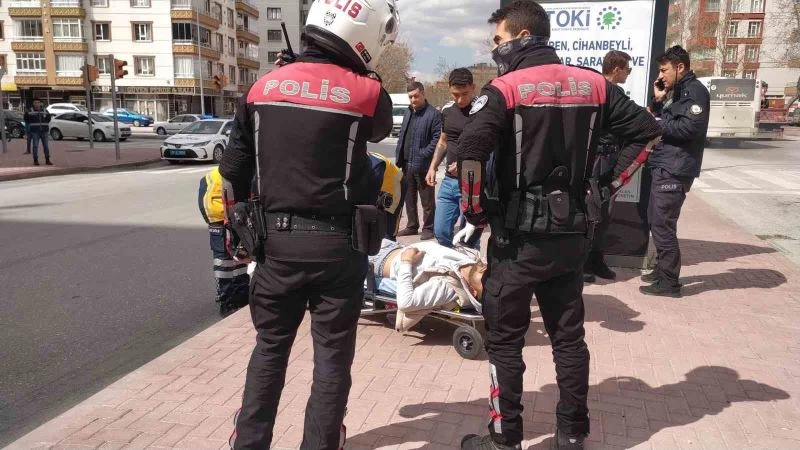 Caddede yürürken silahla vuruldu
