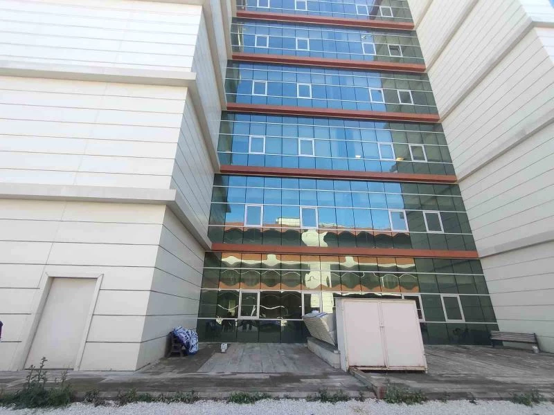 Hastane bahçesindeki bankta ölü bulundu
