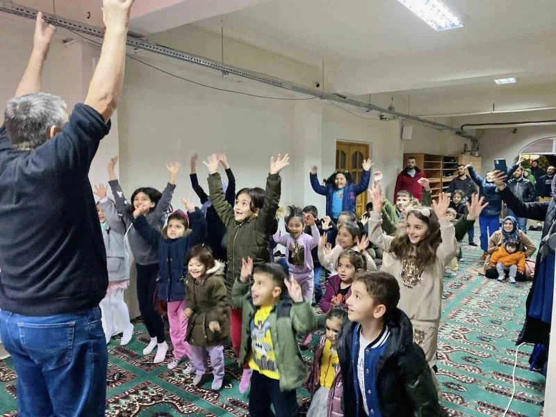 Çocuklar Hacivat ve Karagöz ile eğlendi
