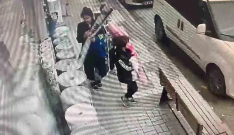 Ailece geldiler, müşteri gibi halılara bakarak böyle çaldılar
