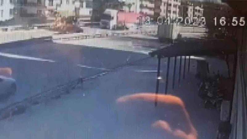 Virajı alamayan otomobil tıra çarparak takla attı: 1 yaralı
