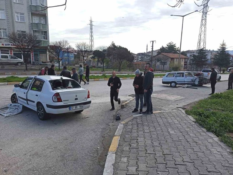 İki otomobil kavşakta çarpıştı: 2 yaralı
