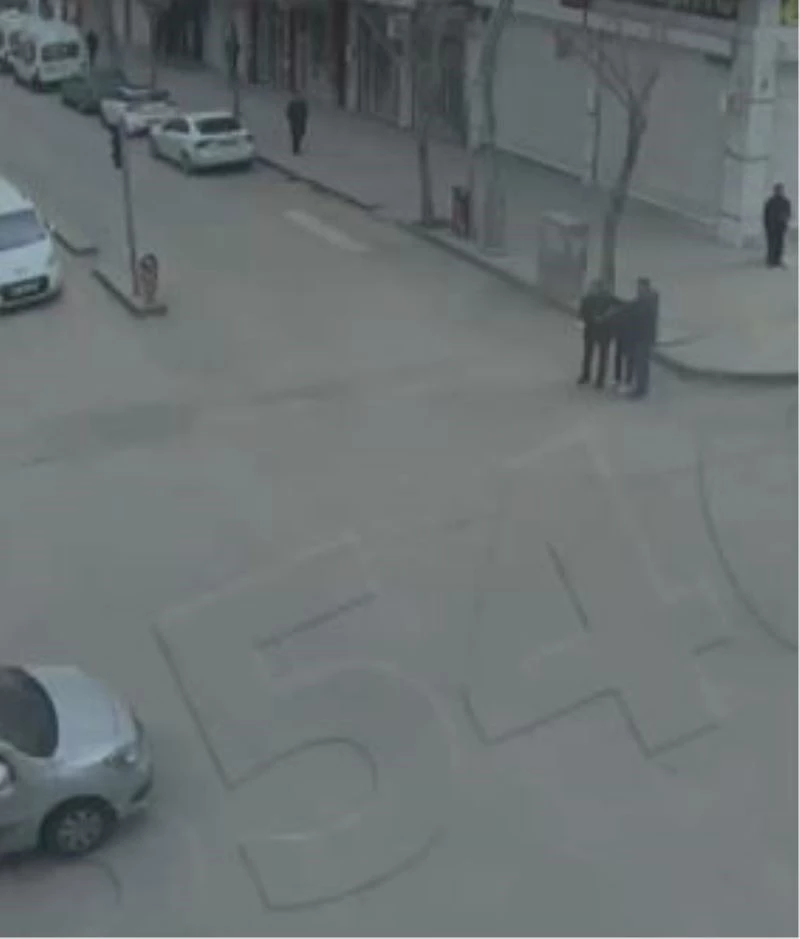 360 saatlik kamera görüntüsünü inceleyen polis şüpheli şahsı caddede yakaladı
