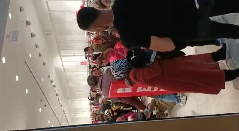 Vatandaşın üzerine hakaret gibi indirimli ürün attılar
