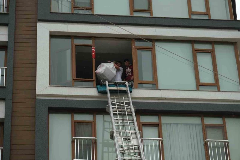 Canlarını riske atıp ağır hasarlı binalardan eşya çıkarıyorlar