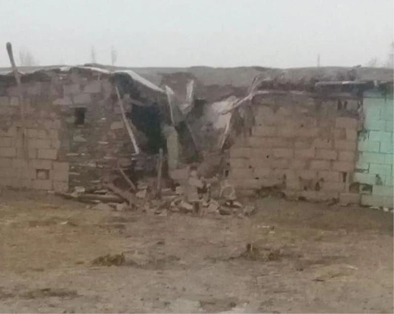 Köye yıldırım düştü: Ahır yıkıldı, bir evin elektronik eşyaları yandı
