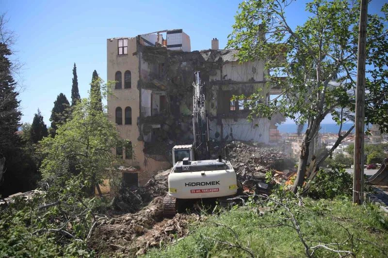 Alanya’da riskli yapıların yıkımı devam ediyor