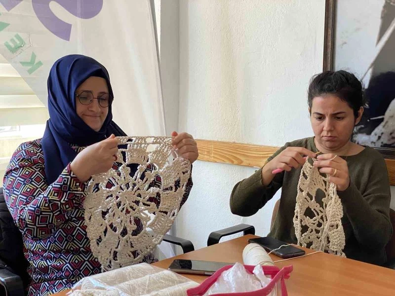 Engelli kadınlar ürettikleri el işi ürünlerle becerilerini geliştiriyor
