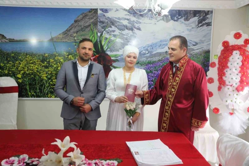 Vali Akbıyık depremzede çiftin nikahını kıydı
