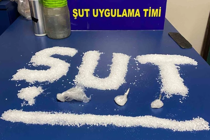 İzmir’de ’ŞUT’ timinden uyuşturucu tacirlerine suçüstü
