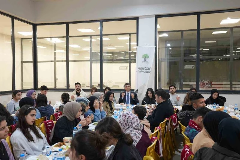 Fadıloğlu, öğrencilerle iftar açtı
