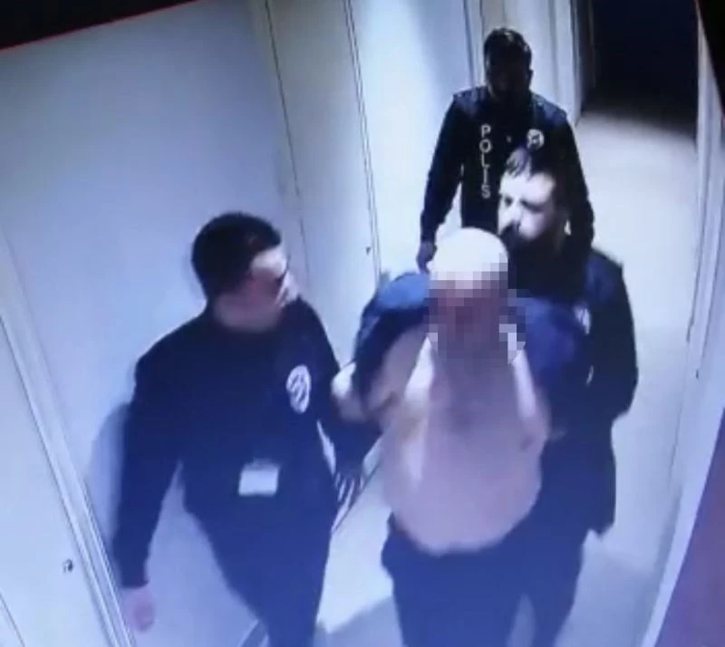 İstanbul’da film gibi gasp kamerada: İş adamını kelepçeleyip kaçırdılar
