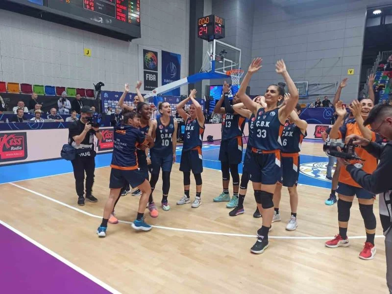 Dörtlü finalde Türk bayrağı krizi
