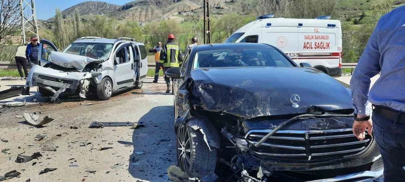 Amasya’da iki araç kafa kafaya çarpıştı: 7 yaralı

