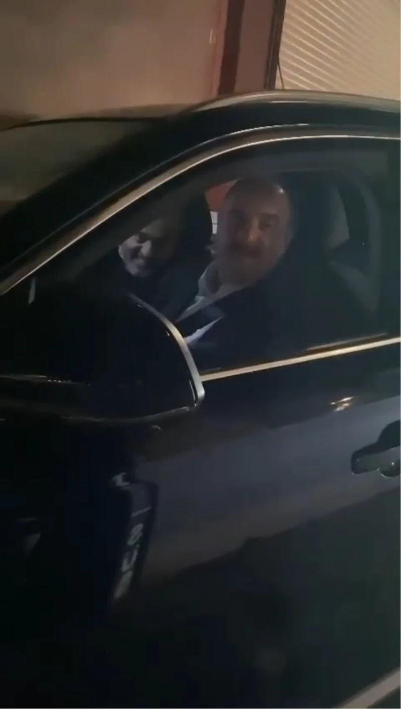 Sahura Togg ile giden Bakan Varank yoldaki gençleri arabasına aldı
