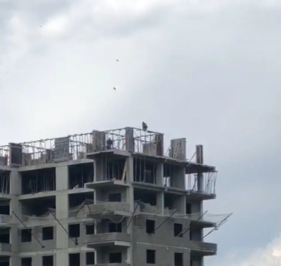 İnşat işçisinin tehlikeli anları kamerada