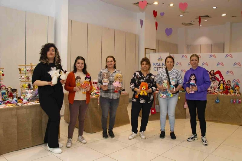 Rengarenk oyuncaklar organik oyuncak pazarında bir araya geldi
