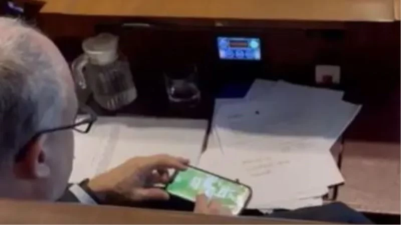 Roma Belediye Başkanı mecliste iskambil oynadı
