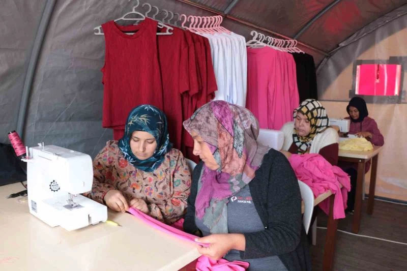 Çadırda dikiş atölyeleri depremzedelere yeni gelir kapısı oldu
