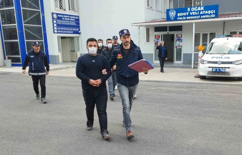 Göçmen kaçakçısı 3 şüpheli yakalandı: 23 kaçak göçmeni yolda görüp almışlar
