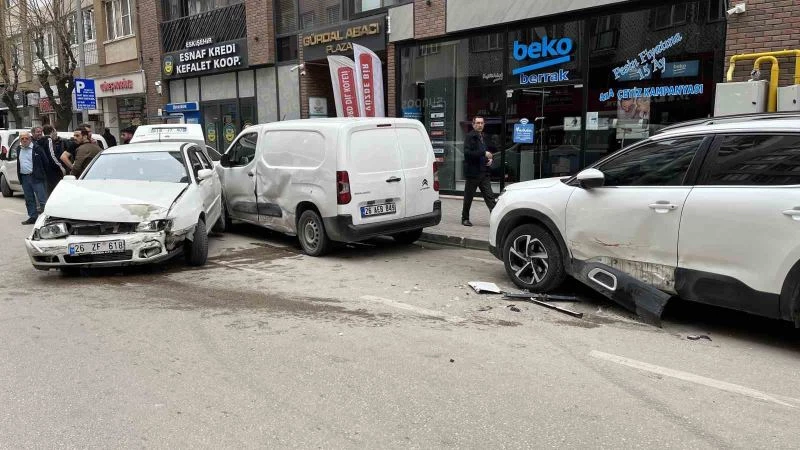 Direksiyon hakimiyetini kaybeden sürücü park halindeki 2 araca çarptı
