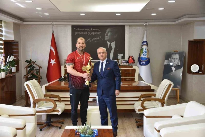 Kazandığı kupayı Başkan Kayda’ya götürdü
