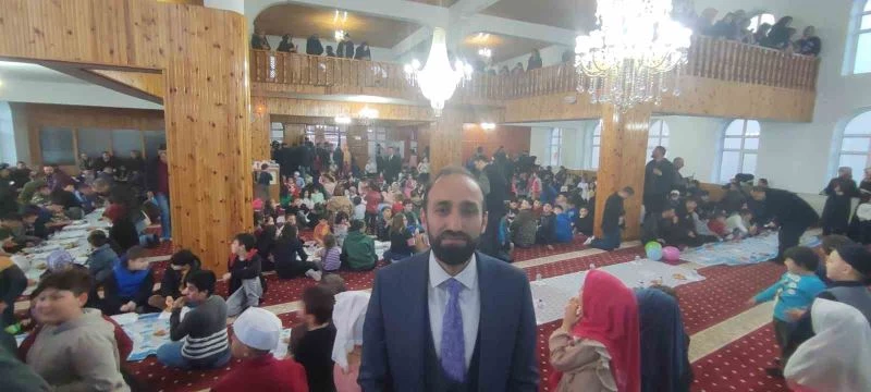 3-10 yaş çocuklar ’ilk orucum, ilk iftarım’ programında camiiye sığmadı.
