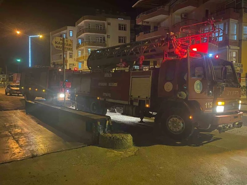 Antalya’da ev yangınında 1 kişi dumandan etkilendi
