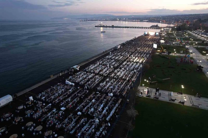 Tekirdağ’da 10 bin kişilik dev iftar sofrası havadan görüntülendi

