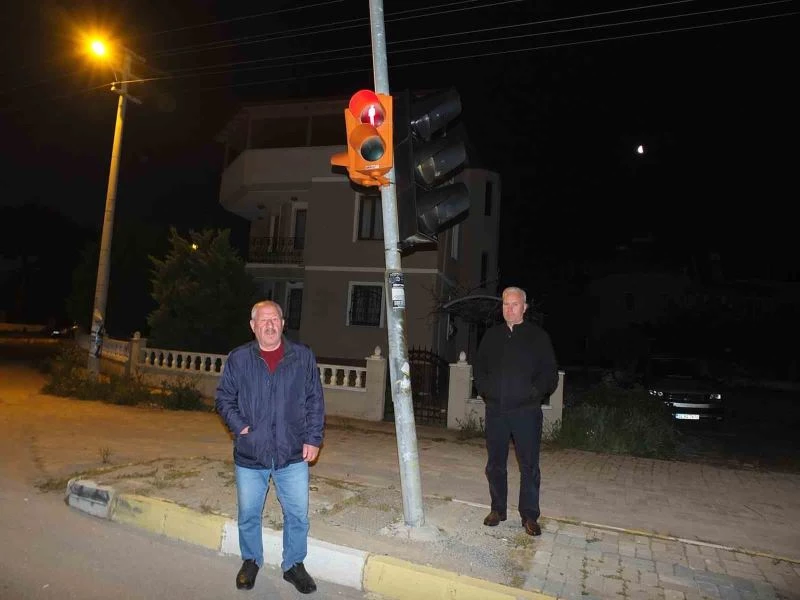 Burhaniye’de hasarlı trafik ışığı ilgi bekliyor
