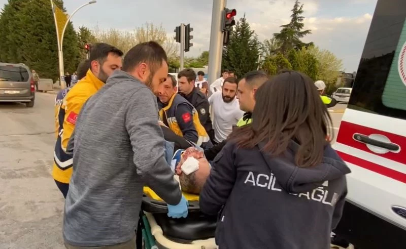 Kocaeli’de iki otomobil çarpıştı, yol trafiğe kapandı: 5 yaralı
