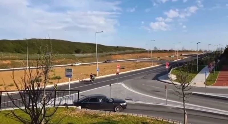 Başakşehir’de ön kaldıran motosiklet sürücüsünün kaza anı kamerada
