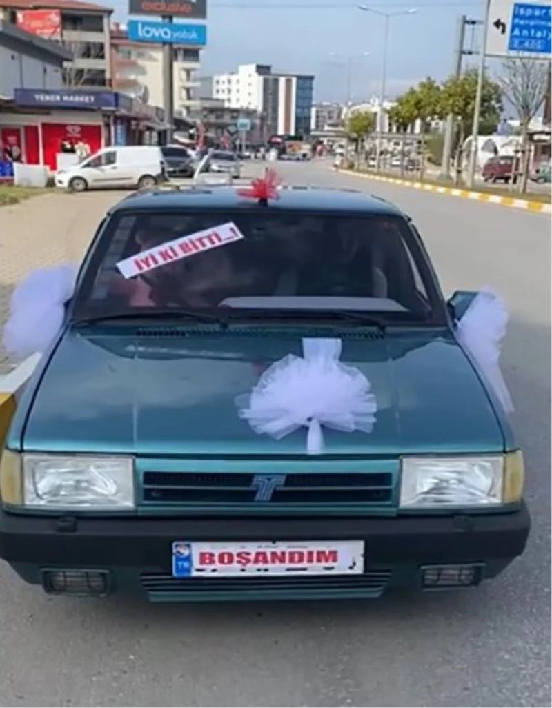 Boşandıktan sonra aracını gelin arabası gibi süsledi, ayrılığı şehir turu yaparak kutladı
