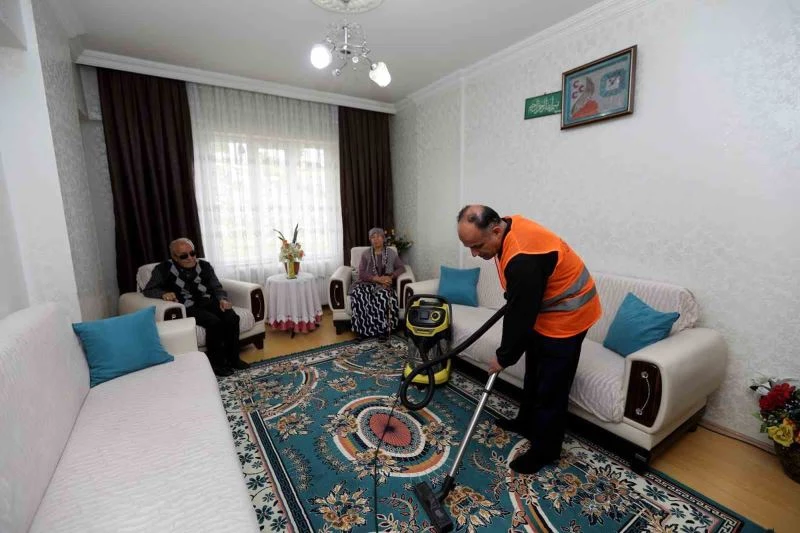 “Evim dünyalara bedel” projesiyle yaşlı ve engellilerin bayram temizliği yapılıyor

